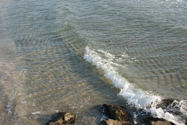 Słoneczny Dzień Morzem Czysta Woda Falami Tle Plaży — Zdjęcie stockowe