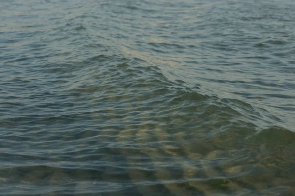 Klares Meerwasser Mit Lockigen Wellen Auf Dem Strand Hintergrund — Stockfoto