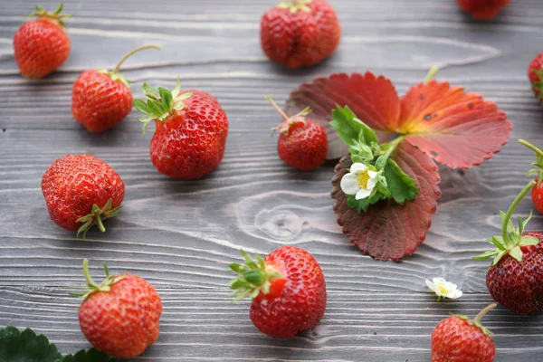 Fresas Rojas Sobre Mesa Madera — Foto de Stock