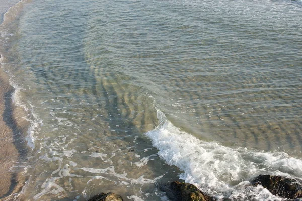 Сонячний День Морською Чистою Водою Хвилями Пляжному Фоні — стокове фото