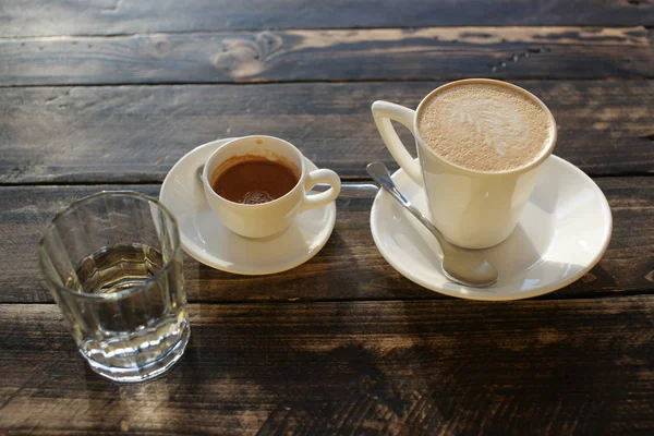 Cești Albe Cafea Latte Pahar Apă Fundal Masă Din Lemn — Fotografie, imagine de stoc