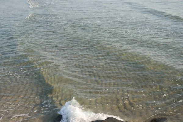 青い波を背景に澄んだ海の水 — ストック写真