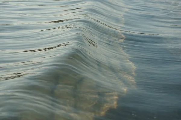 美丽的海浪在阳光明媚的海滩背景上荡漾在清澈的水面上 — 图库照片