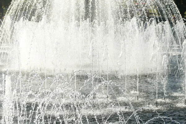 Primo Piano Spruzzi Flusso Acqua Fontana Città Con Getti Schiuma — Foto Stock