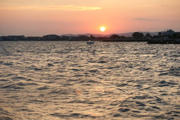 Romántico Atardecer Orilla Con Reflejo Rayos Sol Agua Mar Fondo — Foto de Stock