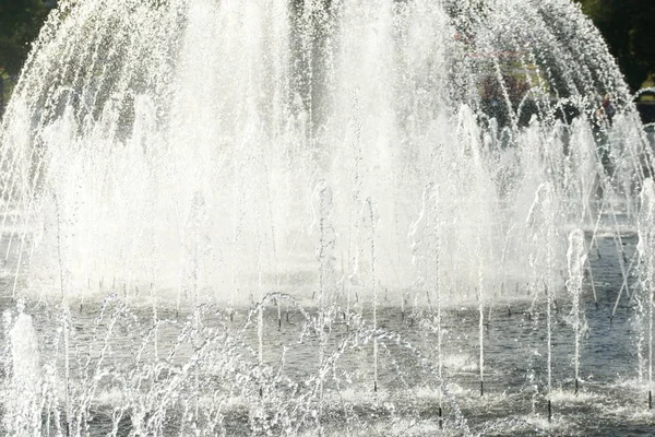 Gros Plan Des Éclaboussures Eau Fontaine Ville Avec Des Jets — Photo