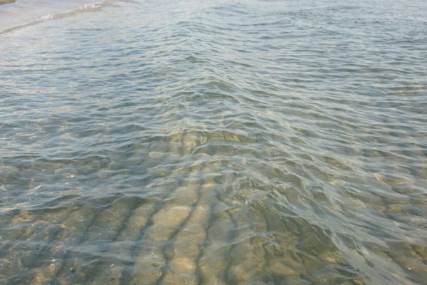 Καταπληκτική Θάλασσα Καθαρά Νερά Κύματα Στο Φόντο Παραλία — Φωτογραφία Αρχείου