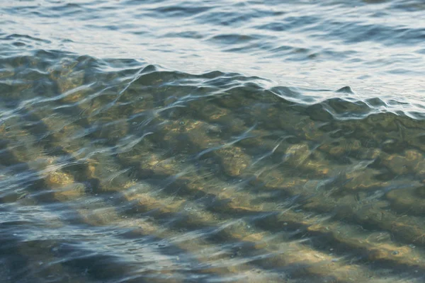 Bella Limpida Acqua Mare Con Onde Sullo Sfondo Della Spiaggia — Foto Stock