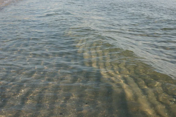 Mar Incrível Água Clara Com Ondas Fundo Praia — Fotografia de Stock