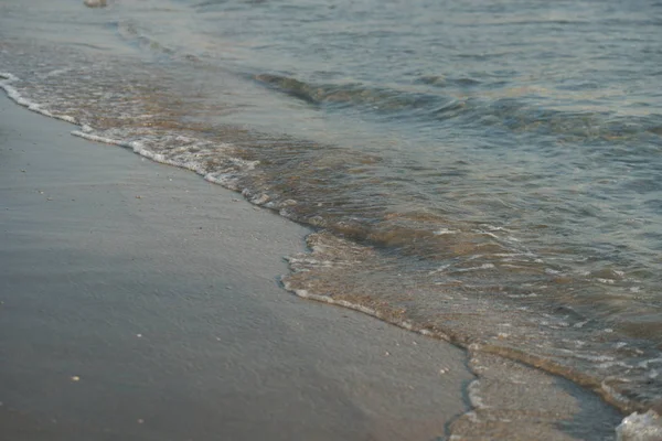Krásné Mořské Vlny Čisté Vodě Slunné Pláži Pozadí — Stock fotografie