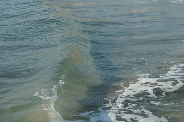 Θαλάσσια Ύδατα Μικρά Παράκτια Κύματα Στην Ακτή Της Θάλασσας — Φωτογραφία Αρχείου