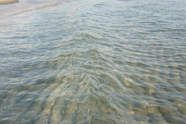 Дивовижна Морська Прозора Вода Хвилями Фоні Пляжу — стокове фото