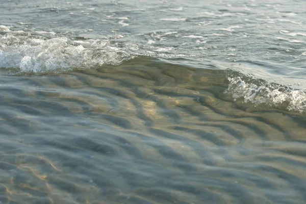 Krullende Zee Golven Helder Water Zonnige Strand Achtergrond — Stockfoto