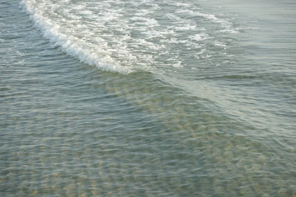 Kleine Klare Küstenwellen Der Küste Mit Blauem Wasserhintergrund — Stockfoto