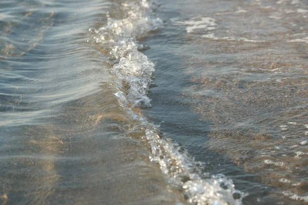 Acqua Mare Limpida Con Onde Marine Sullo Sfondo Sabbia Dorata — Foto Stock