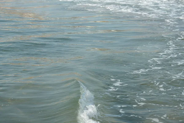 Acqua Mare Limpida Turchese Con Onde Vorticose Bolle Bianche Sulla — Foto Stock