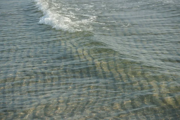 Прибережні Малі Хвилі Морському Узбережжі Чистим Водяним Фоном — стокове фото