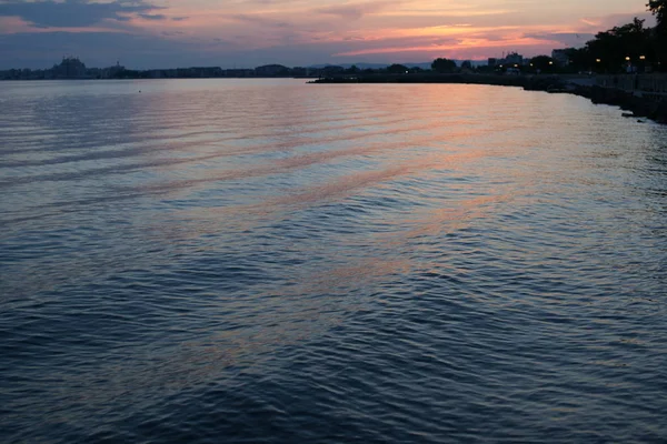 Atemberaubender Sonnenuntergang Land Mit Tiefblauem Wasser Hintergrund Des Seehafens — Stockfoto
