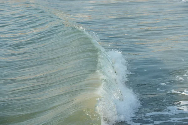 明媚的海滨风景上清澈的海浪 — 图库照片