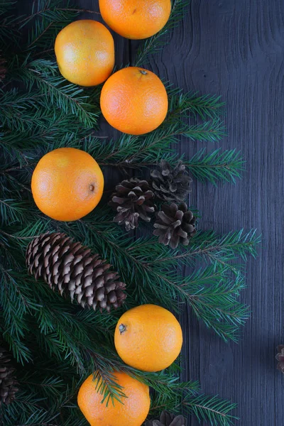 Mandarines Avec Des Cônes Des Branches Sapin Noël Sur Fond — Photo