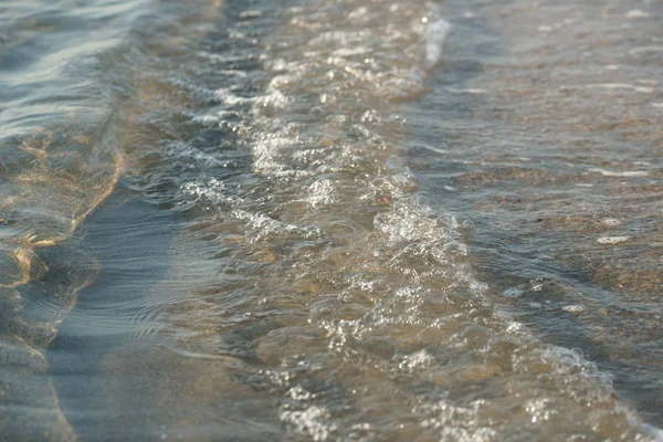 Schöne Meereswellen Klaren Wasser Auf Dem Sonnigen Strand Hintergrund — Stockfoto