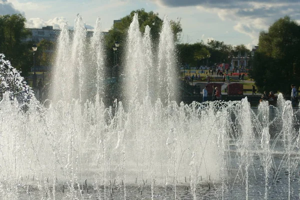 Spruzzi Corrente Acqua Fontana Città Con Getti Schiuma Acqua — Foto Stock