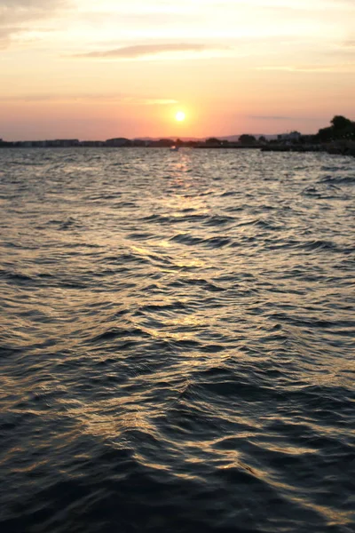 Hermoso Atardecer Orilla Con Aguas Azules Profundas Fondo Del Puerto — Foto de Stock