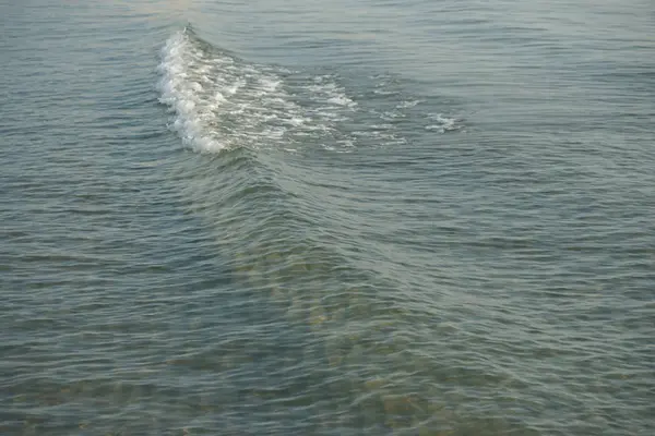 Piccole Onde Costiere Chiare Sulla Riva Del Mare Con Sfondo — Foto Stock