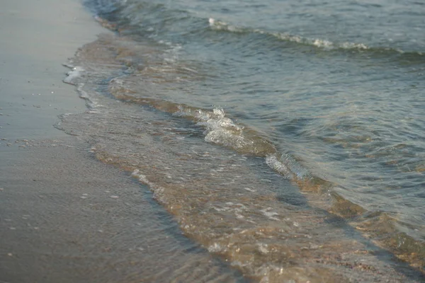 Красиві Морські Хвилі Чистій Воді Сонячному Фоні Пляжу — стокове фото