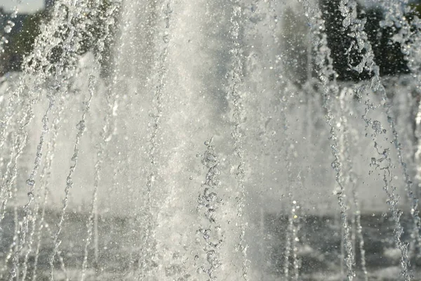 Perto Salpicos Fluxo Água Fonte Cidade Com Jatos Espuma Água — Fotografia de Stock