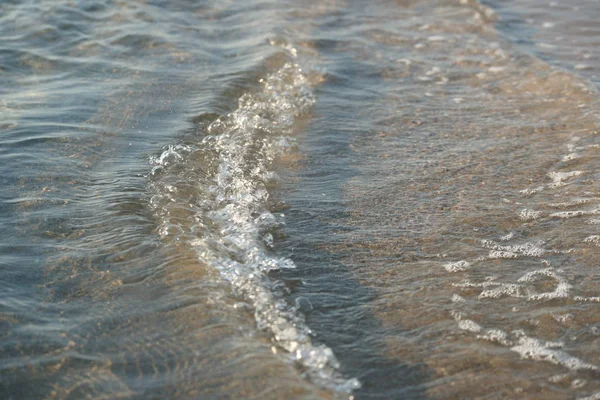 Helder Zeewater Met Zeegolven Gouden Zandachtergrond — Stockfoto