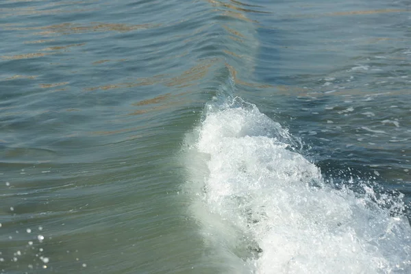 Acqua Turchese Limpida Con Onde Vorticose Sulla Riva Del Mare — Foto Stock