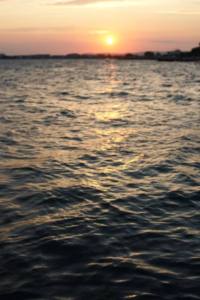 美丽的落日落在海岸上 深蓝色的海水映衬着海港背景 — 图库照片