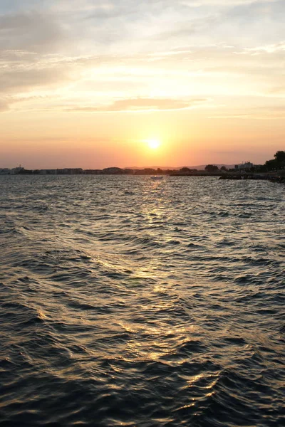 Romantische Zonsondergang Aan Wal Met Diep Blauw Water Zeehaven Achtergrond — Stockfoto