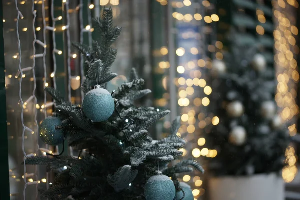 Schattig Versierd Kerstbomen Met Blauwe Ballen Bloemenslingers Straat Achtergrond — Stockfoto