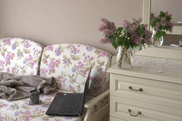 Comfortable Home Work Place Laptop Teacup Blanket Sofa Lilac Bouquet — Stock Photo, Image