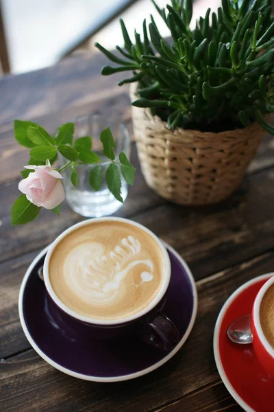 Zwei Tassen Cappuccino Mit Schwanenmuster Auf Hölzernem Tischhintergrund — Stockfoto