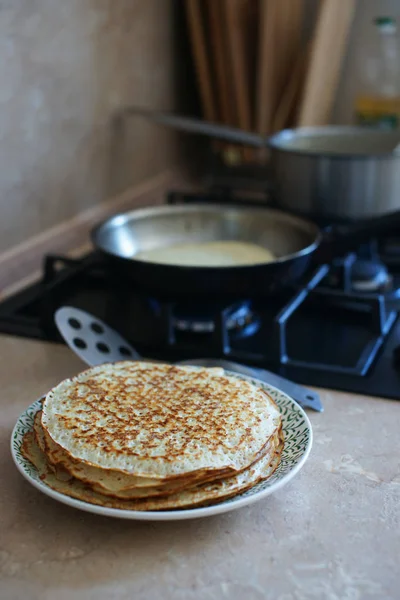 Zubereitung Von Hausgemachten Pfannkuchen Auf Dem Gasherd — Stockfoto