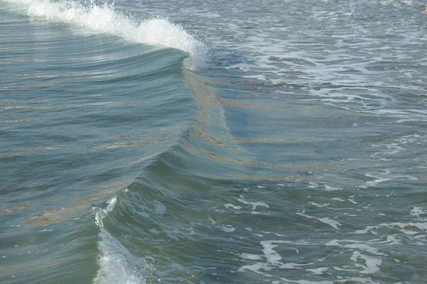 Türkisfarbenes Und Klares Meerwasser Mit Wirbelnden Wellen Der Küste — Stockfoto