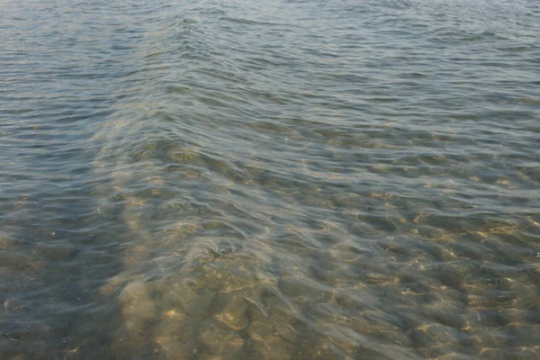 Mar Incrível Água Clara Com Ondas Fundo Praia — Fotografia de Stock