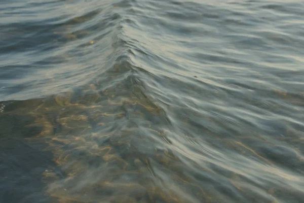 Belle Claire Eau Mer Avec Des Vagues Sur Fond Plage — Photo