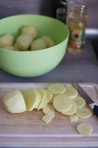 Tahtada Dilimlenmiş Patates — Stok fotoğraf