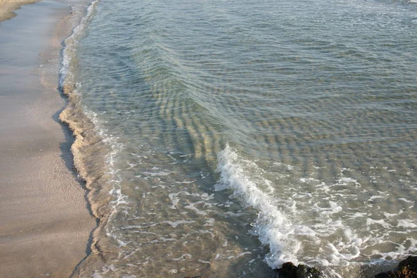 Solig Dag Med Havet Klart Vatten Med Vågor Stranden Bakgrund — Stockfoto