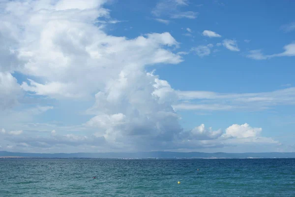 Blaues Meer Mit Großen Weißen Wolken Und Himmel — Stockfoto