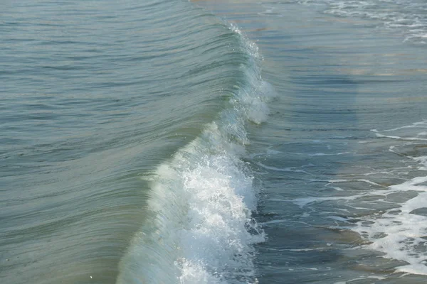 美丽而清澈的海水 有海浪在海滩的背景 — 图库照片