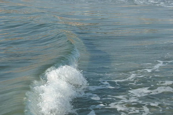 Água Mar Azul Turquesa Límpida Com Ondas Redemoinho Costa Marítima — Fotografia de Stock