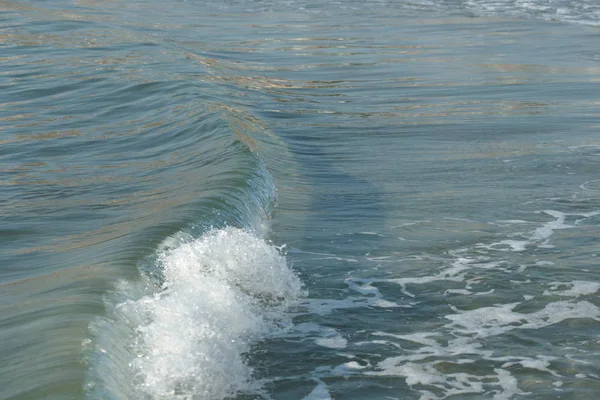 Agua Mar Turquesa Clara Con Olas Arremolinadas Orilla Del Mar —  Fotos de Stock