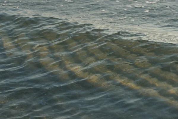 美丽而清澈的海水 有海浪在海滩的背景 — 图库照片