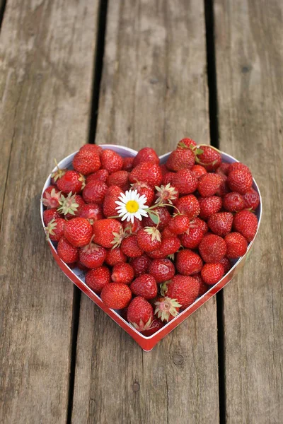 Fresas Frescas Rojas Cuenco Forma Corazón Sobre Fondo Madera Marrón — Foto de Stock