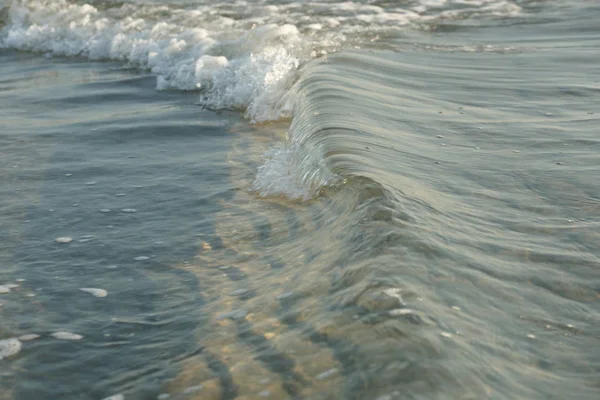 Belle Claire Eau Mer Avec Des Vagues Sur Fond Plage — Photo